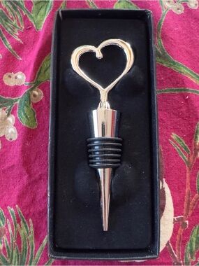 Heart Top Wine Bottle Stopper - Silver & Black